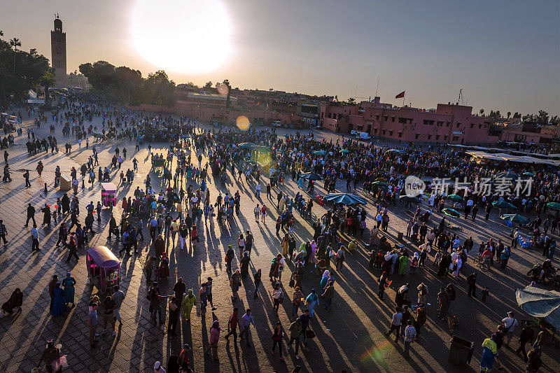 晚上Djemaa El Fna广场与库图比亚清真寺，马拉喀什，摩洛哥